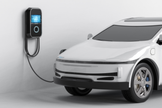 Sidnei Piva de Jesus explica as principais diferenças técnicas e práticas entre carros híbridos e elétricos.