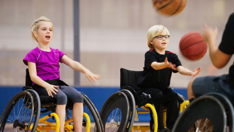 O esporte adaptado nas escolas é essencial para a inclusão e o desenvolvimento social, tema abordado por Sérgio Bento De Araújo ao discutir por que investir em práticas acessíveis.