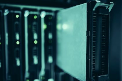 Racks de servidores em uma sala de datacenter, representando infraestrutura tecnológica.