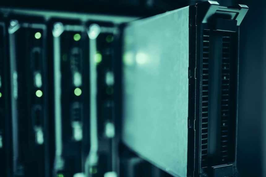 Racks de servidores em uma sala de datacenter, representando infraestrutura tecnológica.