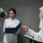 Pesquisadores em laboratório analisam uma tecnologia robótica, simbolizando pesquisa e inovação em inteligência artificial.