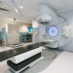 Equipamento de radioterapia em ambiente hospitalar para tratamento oncológico