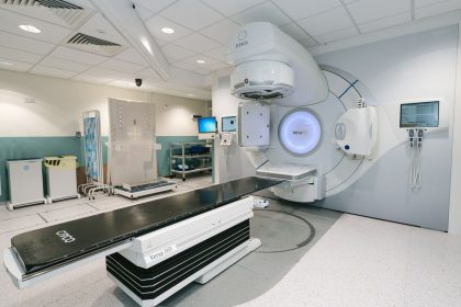 Equipamento de radioterapia em ambiente hospitalar para tratamento oncológico