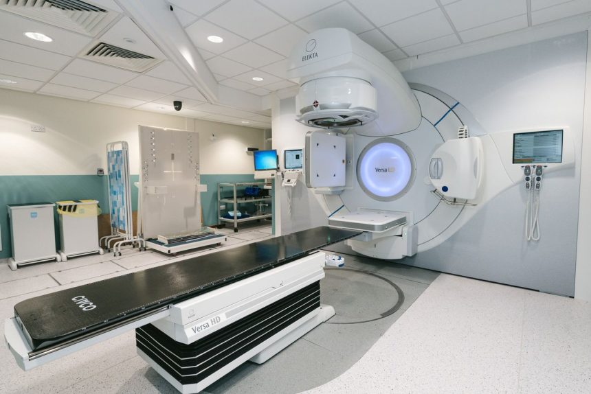Equipamento de radioterapia em ambiente hospitalar para tratamento oncológico