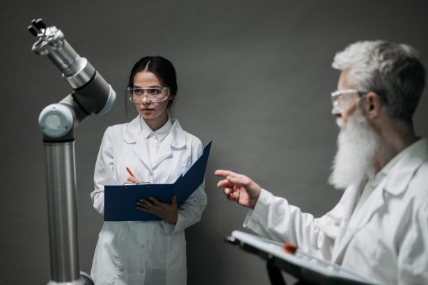 Pesquisadores em laboratório analisam uma tecnologia robótica, simbolizando pesquisa e inovação em inteligência artificial.